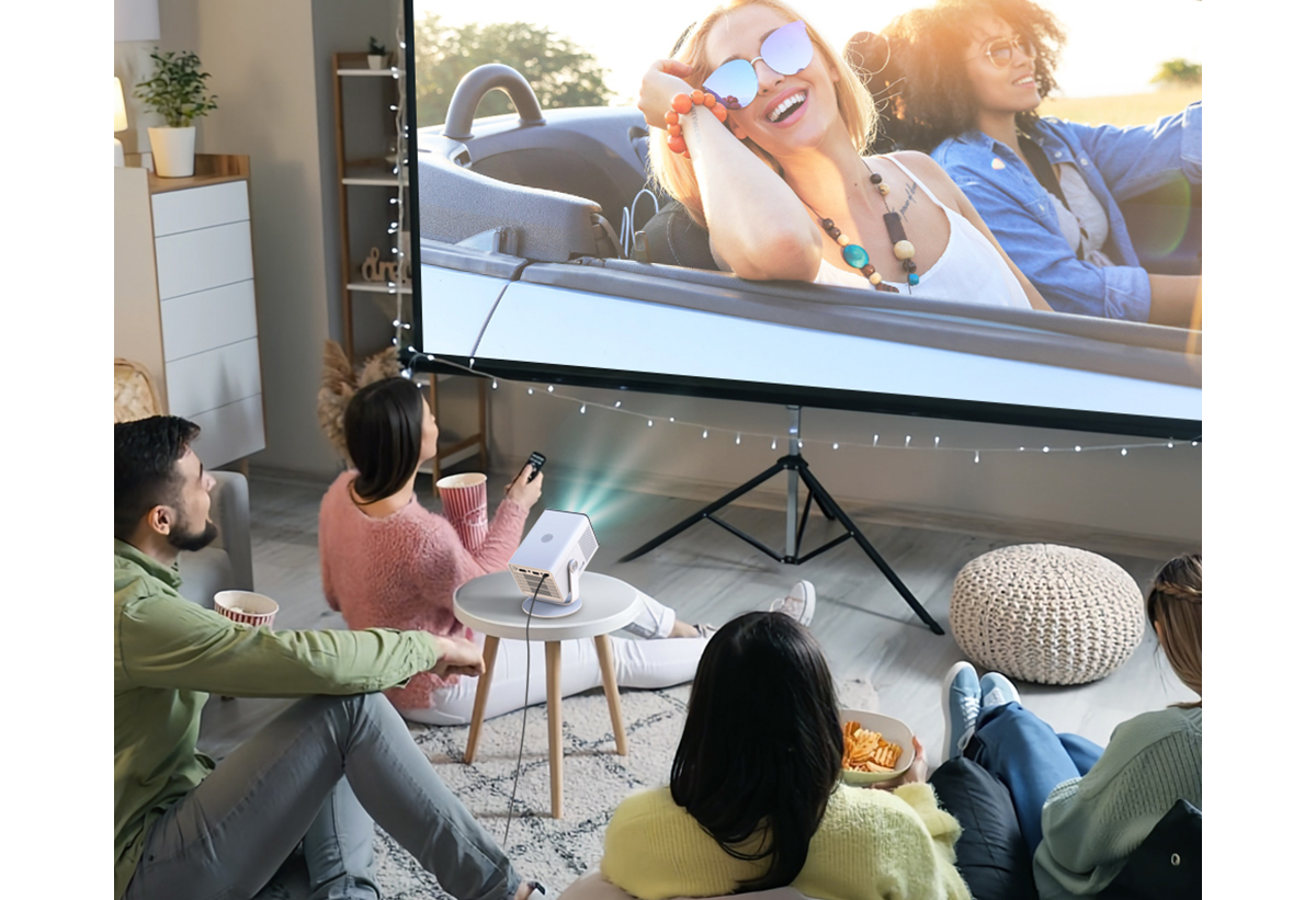 Απεικονίζεται παρέα με ποπ κορν να παρακολουθεί ταινία στον προβολέα.